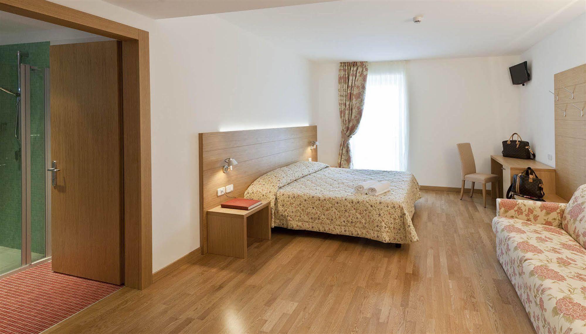 Hotel Romanda Levico Terme Bagian luar foto